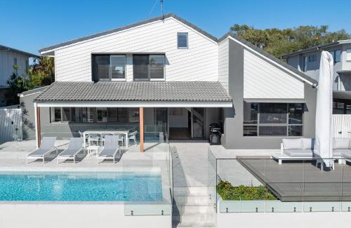 Noosaville House | Waterfront Family Retreat, Pet-Friendly