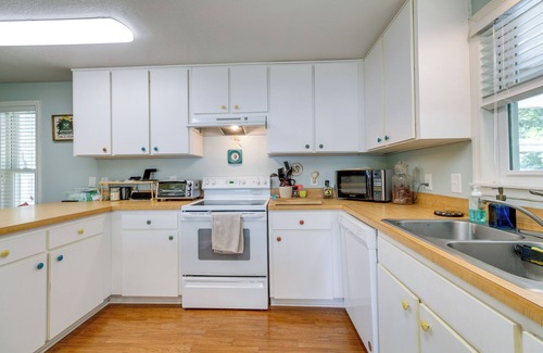 Weeki Wachee Gardens House | Waterfront Florida Abode w/Deck, Grill & Fire Pit