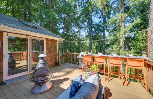 East Olympia House | Waterfront Gem on Lake Saint Clair with Private Deck