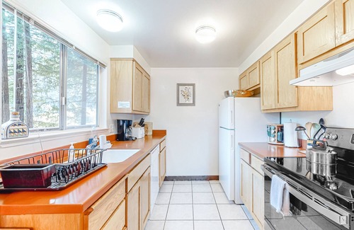 Northwood House | Waterfront home by golf course with W/D & full kitchen - dog-friendly