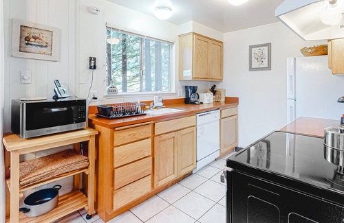 Northwood House | Waterfront home by golf course with W/D & full kitchen - dog-friendly
