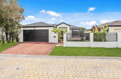 Burleigh Waters House | Waterfront home in Burleigh Waters with stunning canal views!