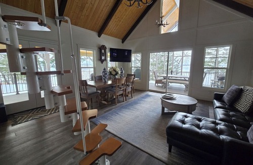 Marion Ski Chalet | WATERFRONT HOME ✨
