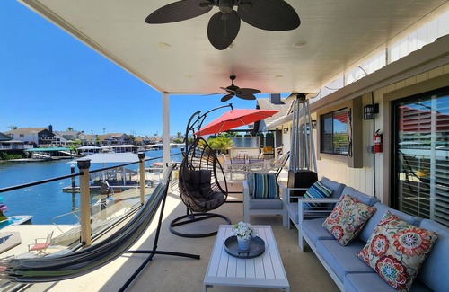 Discovery Bay House | Waterfront Home π£ with Canoe, Paddleboats, Paddleboards & Kayaks are INCLUDED