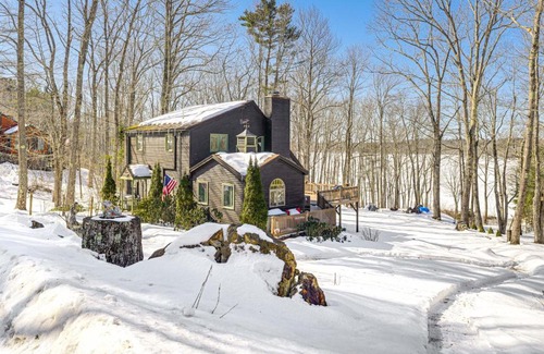 Gardiner House | Waterfront Home with Boat Dock and Sunroom in Gardiner