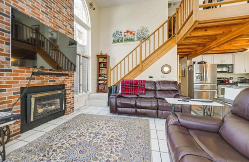 Gardiner House | Waterfront Home with Boat Dock and Sunroom in Gardiner