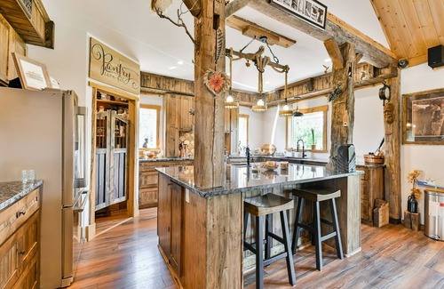 Thomasburg Cottage | ●Waterfront ●Hot-tub ●4-season ●Fishing ●Kayak ●Canoe ●Hiking ●Cross country ski