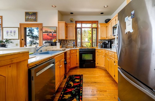 La Conner House | Waterfront, hot tub, wildlife, quiet, sunsets.