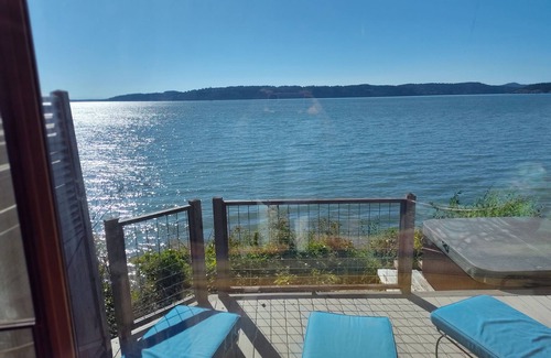 La Conner House | Waterfront, hot tub, wildlife, quiet, sunsets.