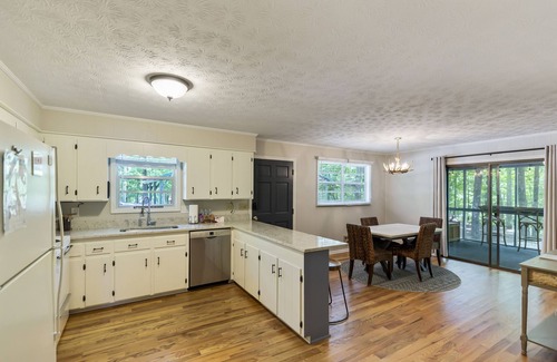 Reed Creek Cabin | Waterfront Lake Cabin! PRIVATE Dock, 12 Mins to Hartwell! 1 mile to boat launch