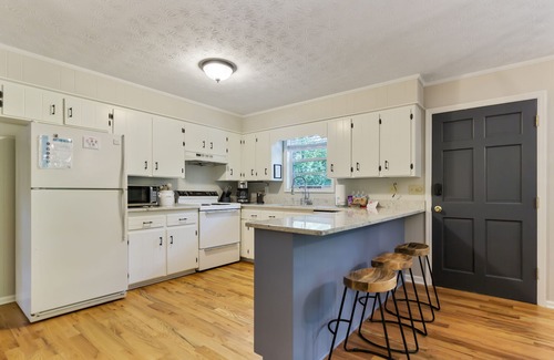 Reed Creek Cabin | Waterfront Lake Cabin! PRIVATE Dock, 12 Mins to Hartwell! 1 mile to boat launch