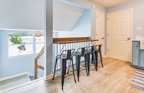Royal Cottage | Waterfront Lake Hamilton Vacation Rental w/Dock!
