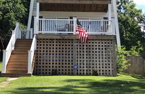 Hiwassee Cottage | Waterfront Lake Home (Claytor Lake) near VT and RU