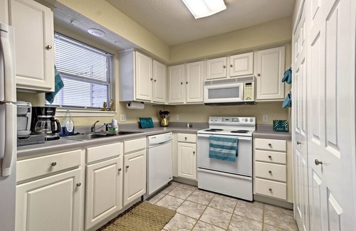 Lakeland Condo | Waterfront Lake Ozark Condo w/Balcony & Pool