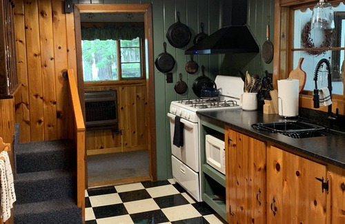 Old Town Cottage | Waterfront Lakefront Cottage, Sleeps 6. Parking.