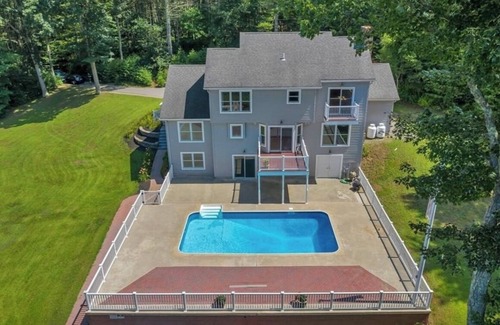 Jewett City Apartment | Waterfront lakehouse apartment pool,kayaks,boat dock.By casinos,Mystic, beaches