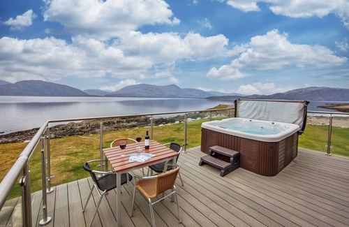 Kentallen Ski Chalet | Waterfront Lodge 1 with Hot Tub