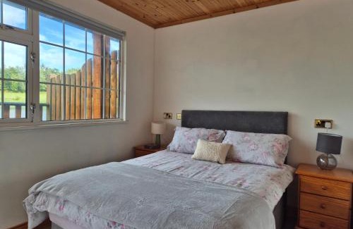 Fenagh Ski Chalet | Waterfront Lodges - North Cabin