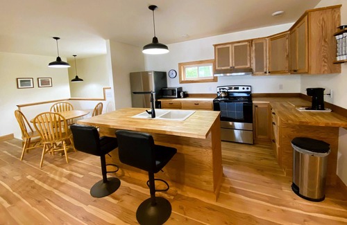 Franklin Apartment | Waterfront loft apartment with Mountain View