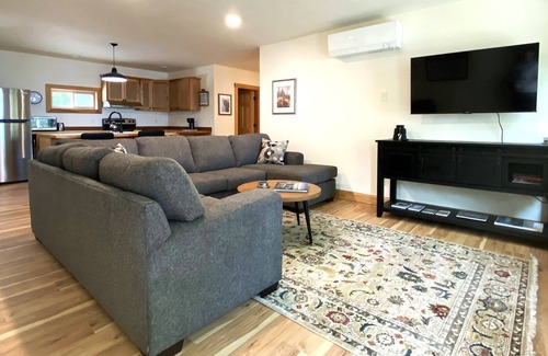 Franklin Apartment | Waterfront loft apartment with Mountain View