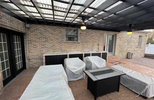 Long Island House | Waterfront Luxury: Brick Ranch - Summer Dream!