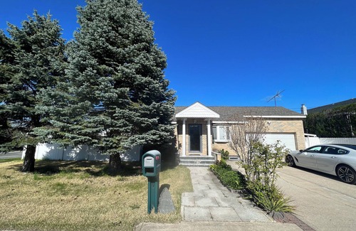 Long Island House | Waterfront Luxury: Brick Ranch - Summer Dream!