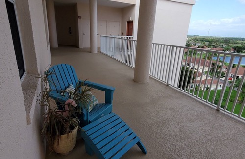 Palmetto Condo | Waterfront Luxury Penthouse Condo on Tampa Bay Estuary and Golf Course