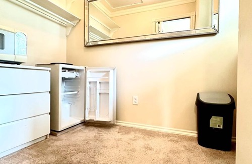 Victoria House | π Waterfront Master Bedroom for Rent at Casa Blanca