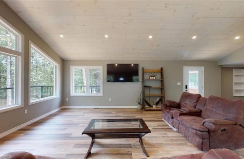 Brockton House | Waterfront Modern calming 3 bedroom Lake house - Pearl Lake