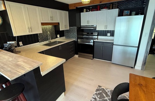 Utterson Cottage | Waterfront Muskoka Cottage. Hot Tub. Water Toys. Pool Table & all Amenities Inc.