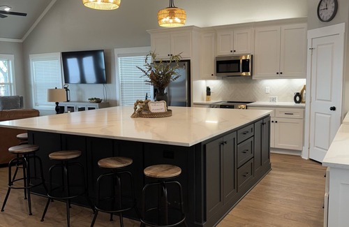 Flint House | WATERFRONT NEW 2-BR 2-bath house on Lake Palestine w WiFi, AC and amazing views