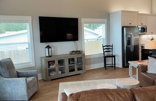 Flint House | WATERFRONT NEW 2-BR 2-bath house on Lake Palestine w WiFi, AC and amazing views