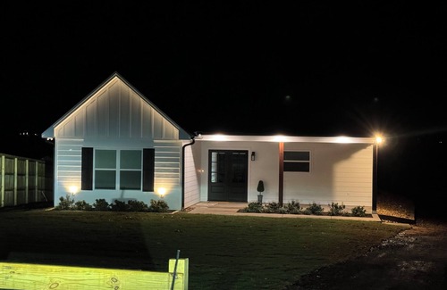 Flint House | WATERFRONT NEW 2-BR 2-bath house on Lake Palestine w WiFi, AC and amazing views