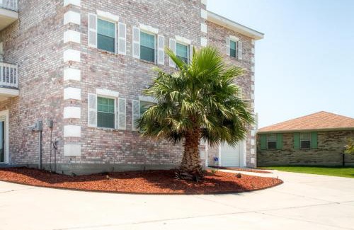 New Orleans East Area Villa | Waterfront NOLA Villa 23 Mi to French Quarter!