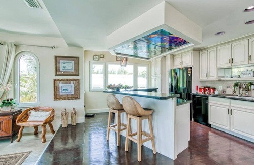 Twin Lakes Apartment | Waterfront Oasis with hot tub!