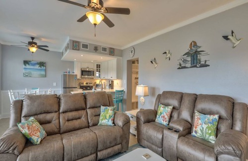 Panacea Condo | Waterfront on Ochlockonee Bay-Renovated condo & sparking pool