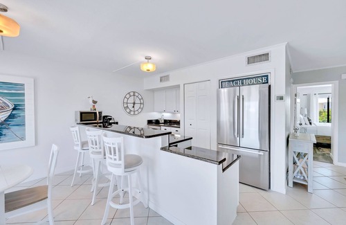 Siesta Key Condo | Waterfront/Pool mins to Siesta Key Beach- bikes/kayaks/SUPs incl-paddle to beach