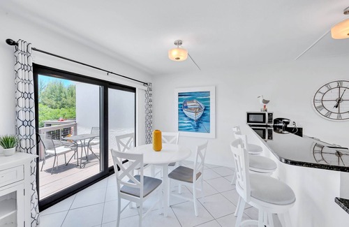 Siesta Key Condo | Waterfront/Pool mins to Siesta Key Beach- bikes/kayaks/SUPs incl-paddle to beach
