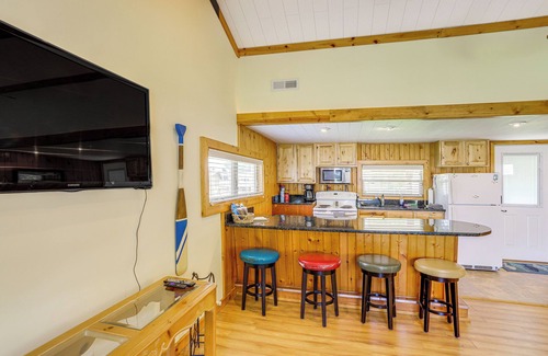 Port Clinton Cottage | Waterfront Port Clinton Cottage w/Fire Pit!