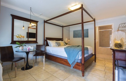 Upper Lake Cabin | Waterfront Queen Jacuzzi Room - The Lodge At Blue Lakes