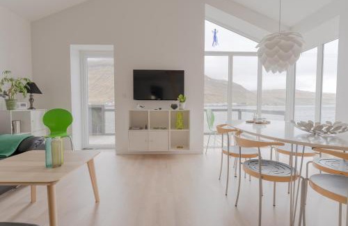 Streymoy House | Waterfront retreat - 2 BR Boathouse