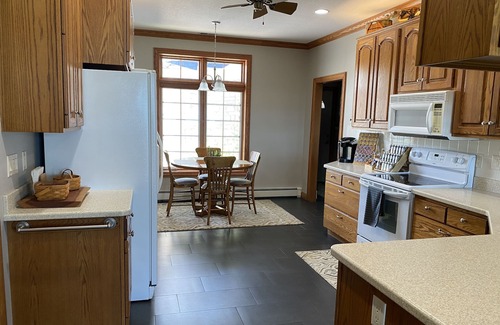 Bedford House | Waterfront Retreat - Romantic Get-away - Executive Travel (Lake Erie)