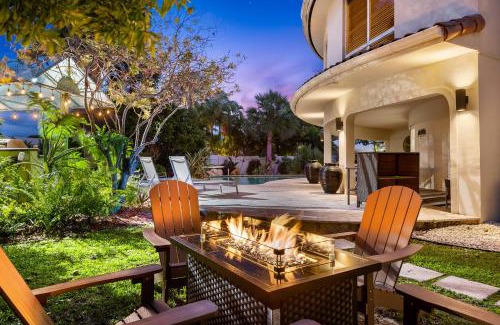 Oakland Park House | Waterfront Retreat: 7BR Villa with Pool Jacuzzi