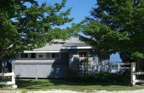 Portsmouth Cottage | Waterfront - secluded beachfrontnlast min. deal 10% off 8/23 to 8/30.