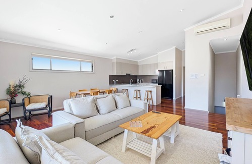 Oak Flats House | Waterfront Shellharbour - Pet Friendly.