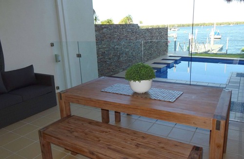 Runaway Bay House | Waterfront Splendor
