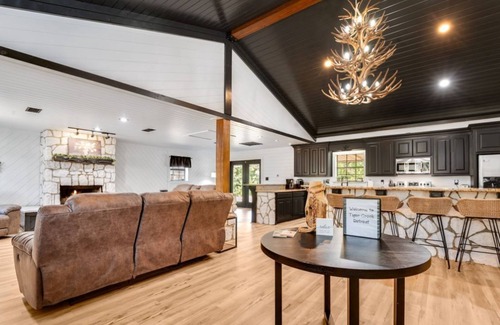 Brookeland House | Waterfront @ Tiger Creek Retreat Sleeps 16