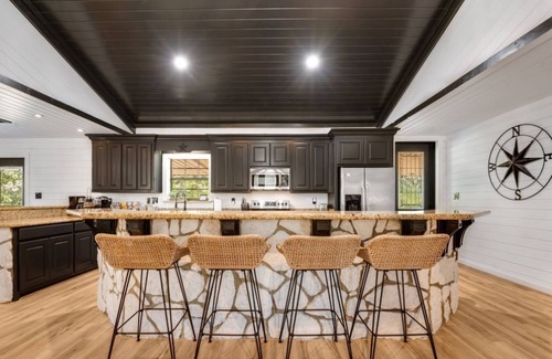 Brookeland House | Waterfront @ Tiger Creek Retreat Sleeps 16
