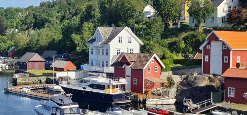 Lindas House | Waterfront Villa Boat Included, Near Bergen