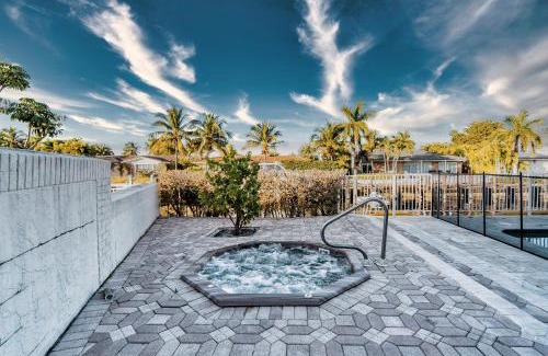 Bermuda Riviera House | Waterfront Villa Heated Pool Spa Walk To Beach